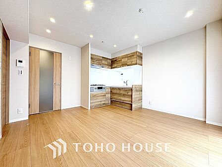 明るいリビングルームは自然と家族が集まるコミュニケーションの場所に。