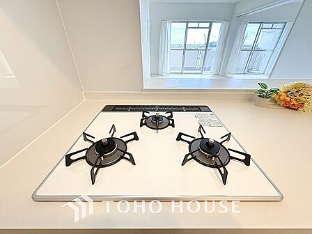 3口ガスコンロでお料理のスピードもUP。効率よくお料理ができますね。