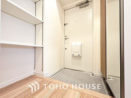 落ち着いた雰囲気の玄関、家族の帰りを暖かく迎えてくれます。
