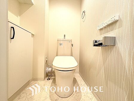 清潔感と快適性を兼ね備えた、心地よいトイレ空間。清潔さと快適さを備えたちょうどよいスペース。