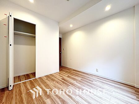 穏やかな空気が広がる、心が落ち着く居室空間。ナチュラルな素材と落ち着いたデザインが、居心地の良さを生み出します。
