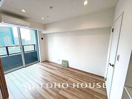 穏やかな空気が広がる、心が落ち着く居室空間。ナチュラルな素材と落ち着いたデザインが、居心地の良さを生み出します。