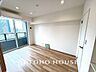 寝室：穏やかな空気が広がる、心が落ち着く居室空間。ナチュラルな素材と落ち着いたデザインが、居心地の良さを生み出します。