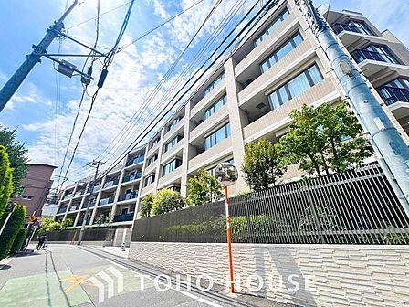 陽光をたっぷり浴びる、輝く住まい。日が降り注ぐ外観が、明るく心地よい暮らしを提供します。