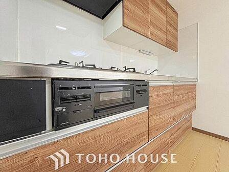 広々としたキッチンで、家族の時間をもっと楽しく。料理と会話が弾む理想の空間。