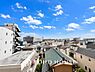 周辺：その豊かな眺望にふさわしい空間には、通風・採光にも優れ、心地よい光と風があふれています。