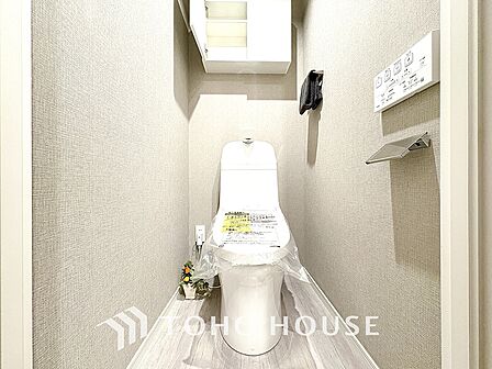 清潔感と快適性を兼ね備えた、心地よいトイレ空間。清潔さと快適さを備えたちょうどよいスペース。