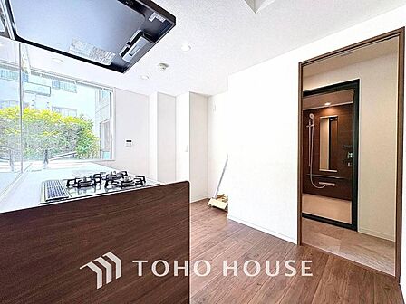 夫婦そろってキッチンに立っても調理がしやすく余裕の広さ。家事をしながら会話も弾みます。