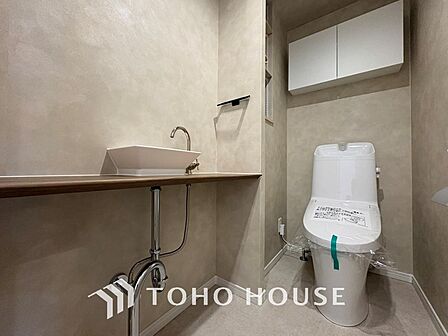 清潔感と快適性を兼ね備えた、心地よいトイレ空間。清潔さと快適さを備えたちょうどよいスペース。