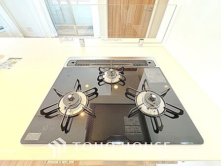 3口ガスコンロでお料理のスピードもUP。効率よくお料理ができますね。