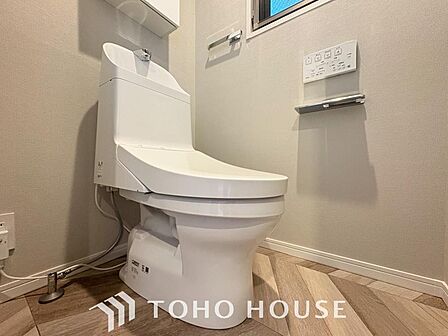 清潔感と快適性を兼ね備えた、心地よいトイレ空間。清潔さと快適さを備えたちょうどよいスペース。