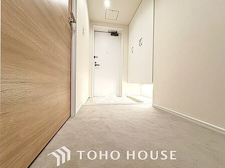 落ち着いた雰囲気の玄関、家族の帰りを暖かく迎えてくれます。