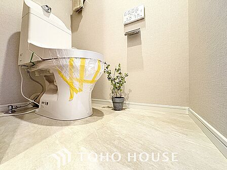 清潔感と快適性を兼ね備えた、心地よいトイレ空間。清潔さと快適さを備えたちょうどよいスペース。