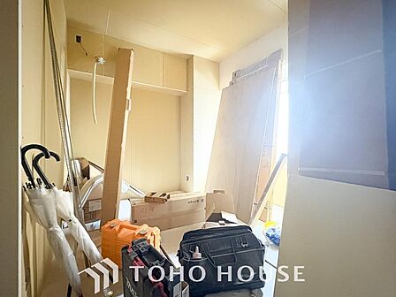 穏やかな空気が広がる、心が落ち着く居室空間。ナチュラルな素材と落ち着いたデザイン。