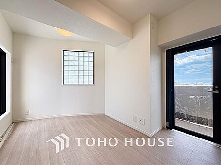 穏やかな空気が広がる、心が落ち着く居室空間。ナチュラルな素材と落ち着いたデザイン。
