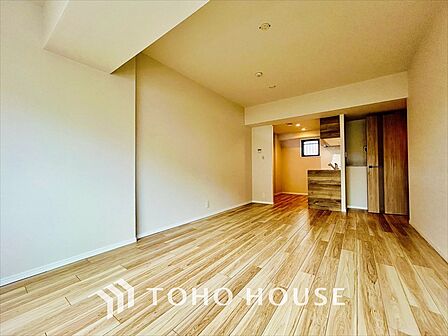 自然な日光が心地よさをもたらし、くつろぎと安らぎの空間を演出します。