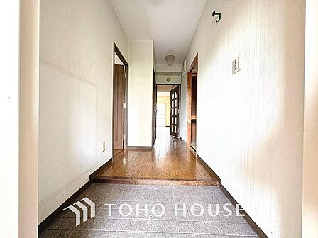 玄関から一直線に続く廊下が、部屋全体に開放感を与え、心地よい住まいを演出します。