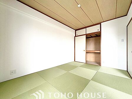 光と風が心地よい、開放感ある室内。暮らしに彩りを添える、洗練された住まい。