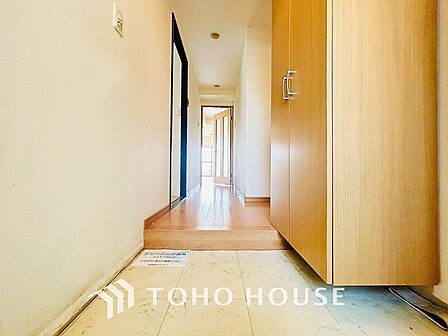 落ち着いた雰囲気の玄関、家族の帰りを暖かく迎えてくれます。