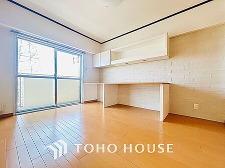 採光と開放感がもたらす、心地よいくつろぎの空間。やわらかい自然光が心地よさをもたらします。