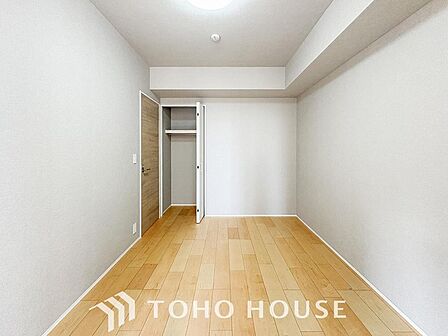 風の通り道。舞い込んでくる風が優しく躍り、室内に爽やかな空気を運んでくる。そこに季節の息吹を感じて、いまがどんな季節なのかを実感する。