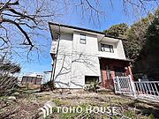 自然な日光が心地よさをもたらし、くつろぎと安らぎの空間を演出します。