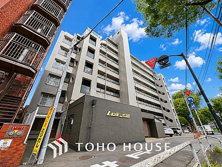陽光をたっぷり浴びる、輝く住まい。日が降り注ぐ外観が、明るく心地よい暮らしを提供します。