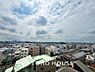 周辺：その豊かな眺望にふさわしい空間には、通風・採光にも優れ、心地よい光と風があふれています。