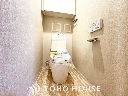 清潔感と快適性を兼ね備えた、心地よいトイレ空間。清潔さと快適さを備えたちょうどよいスペース。