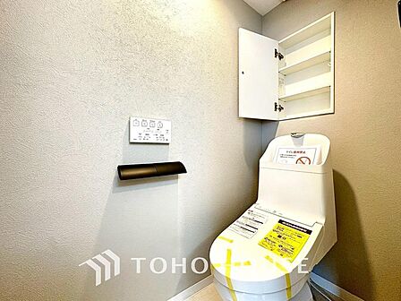 清潔感と快適性を兼ね備えた、心地よいトイレ空間。清潔さと快適さを備えたちょうどよいスペース。