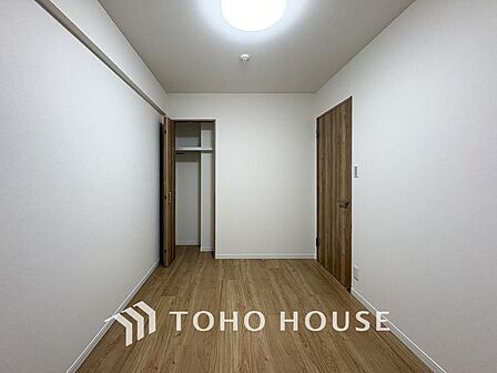 穏やかな空気が広がる、心が落ち着く居室空間。ナチュラルな素材と落ち着いたデザイン。