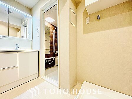 スタイリッシュで機能的、清潔感と快適さが共演する空間。洗面所の収納も使い勝手良く、洗練されたデザインが洗面所を際立たせます。