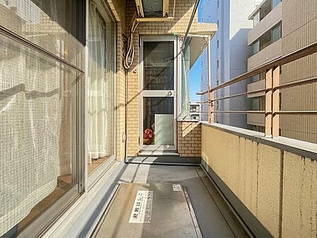 明るい陽射しと暖かな光が心地よい、日当たり豊かなバルコニー。洗濯物もいつもさっと乾きます。