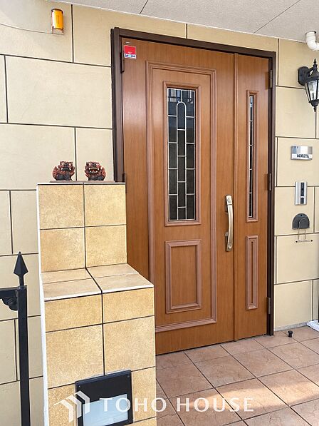 落ち着いた雰囲気の玄関、家族の帰りを暖かく迎えてくれます。※CGで家具・小物を除去・配置。家具・小物は価格に含みません。