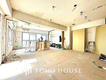 リラックスと居心地の良さが共鳴するくつろぎのリビング空間。暮らしの中心であり、心の安らぎをもたらします。