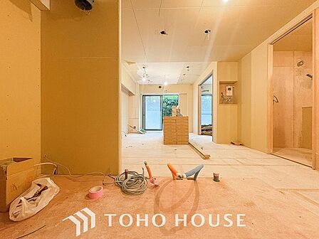 食卓を中心に、家族の笑顔と会話が生まれる、対面キッチン。心が通い合う温かな空間。