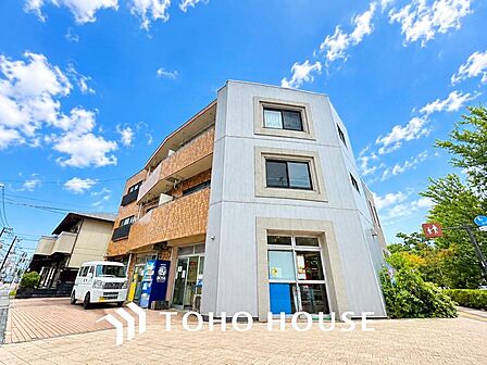 陽光をたっぷり浴びる、輝く住まい。日が降り注ぐ外観が、明るく心地よい暮らしを提供します。