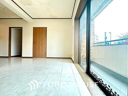 リラックスと居心地の良さが共鳴するくつろぎのリビング空間。暮らしの中心であり、心の安らぎをもたらします。