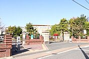 四日市市立富田小学校 650m