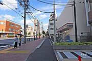 敷地北側の前面道路（西側から）