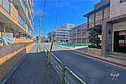 敷地の南側前面道路（西側から）