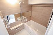 浴室。1日の疲れをゆっくりほぐすことのできるバスルームです。鏡が横のタイプなので浴室全体が広く見えます。