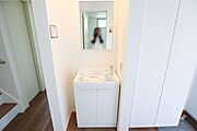 洗面室［2026年5月2日撮影］玄関すぐの洗面台で衛生的。下に収納もあります。