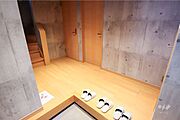 玄関。広い玄関ホール。間接照明がおしゃれ