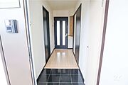 玄関。シューズボックスがございますので、すっきりとした綺麗な状態が保てます。