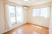 南東側洋室6帖。2面採光で明るいお部屋です。