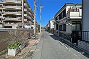 敷地東側の前面道路（南側から）