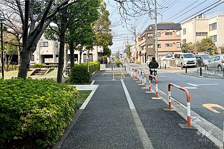 敷地の東側前面道路(南側から)