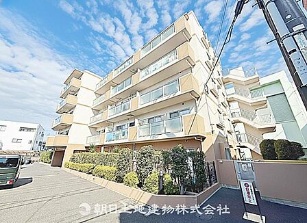 シックで落ち着いた飽きの来ない外観は、住む方のプライドを満たすクオリティ。