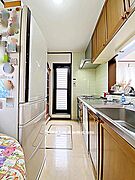 キッチン背面にゆとりのあるスペースです。冷蔵庫や収納を配置しやすく、家事動線がすっきり整います。
